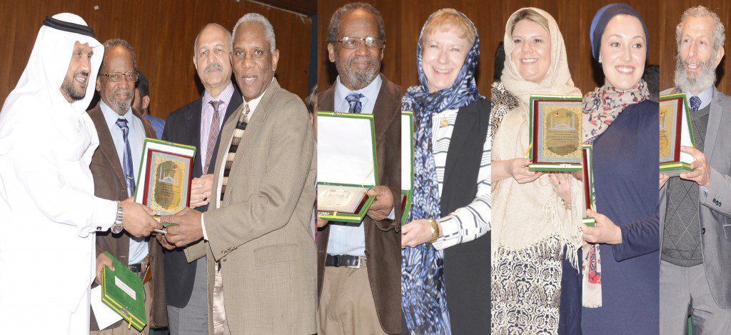 Senator Mushahid Hussain and Dr. Al-Draiweesh presenting university shields to US delegates on the occasion of conference US-Pakistan Relations