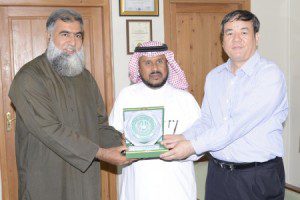 Rector IIUI Presenting Souviner to Chinese Delegation