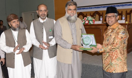 Dr. Masoom Yasinzai Rector International Islamic University, Islamabad presenting university shield to Dr. Suyudhi Amri, Ambassador of Republic of Indonesia to Pakistan